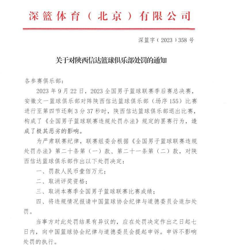 父亲宽大的身影仿佛将小进瘦小的身体包裹在其中，在投射到墙面的斑驳的暖色光影之中，时光仿佛与海报画面一样静止在这一刻